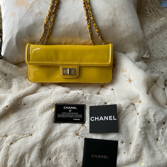 CHANEL REISSUE EAST WEST YELLOW PATENT LEATHER BAG - Picture 9 of 16